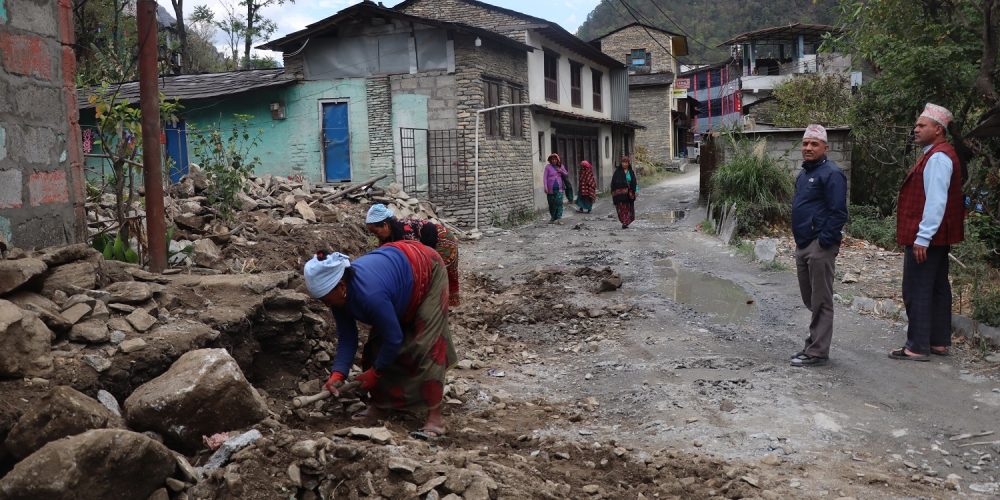 सडक छेउका टहरा भत्काउन दरवाङवासी अग्रसर