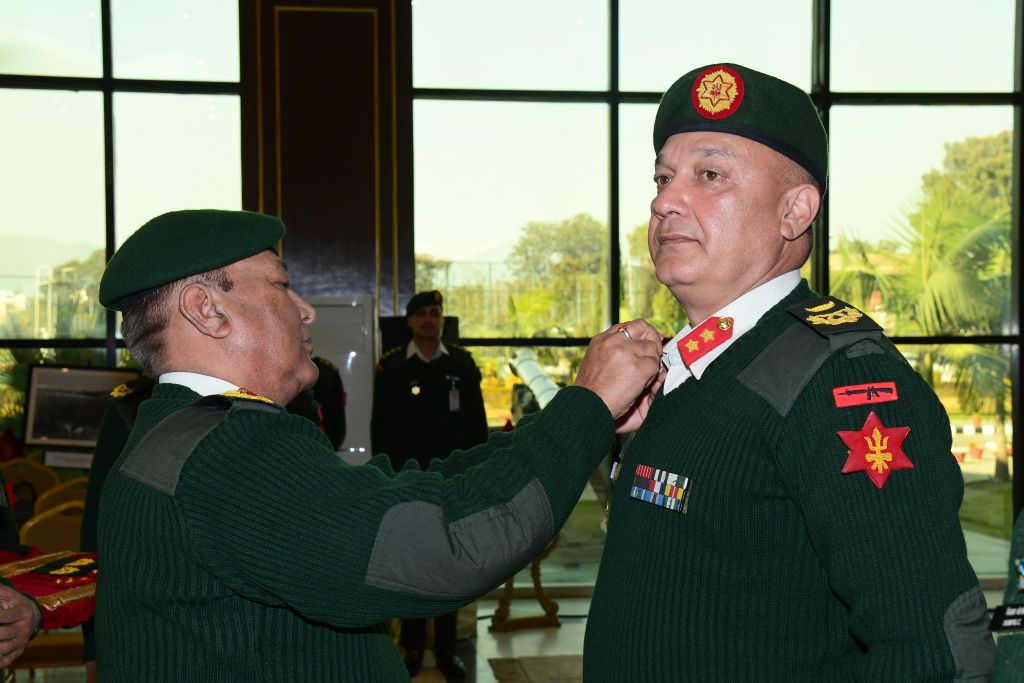 उपरथी प्रकाशराज थापासहित तीन अधिकृतलाई दर्ज्यानी चिन्ह प्रदान