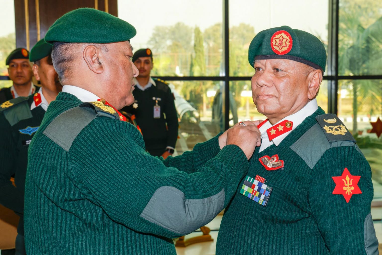 प्रधान सेनापतिद्वारा उपरथीसहितका सैनिक अधिकृतहरूलाई दर्ज्यानी चिह्न प्रदान