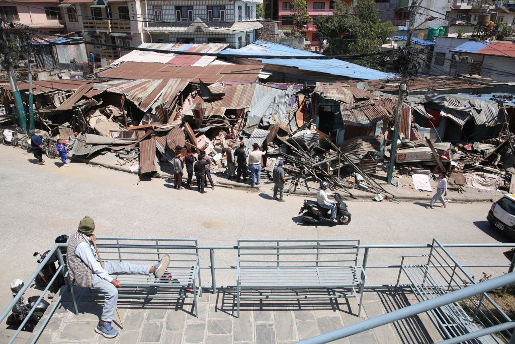 टोखामा सरकारी जग्गा खाली गराउन डोजर, बासिन्दा विस्थापित