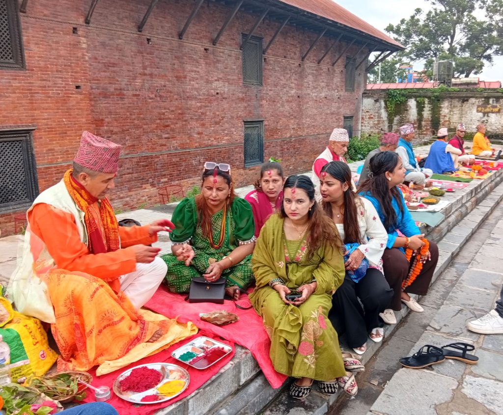 साउनको पहिलो सोमबार, पशुपतिनाथमा बिहानैदेखि दर्शनार्थीको घुइँचो