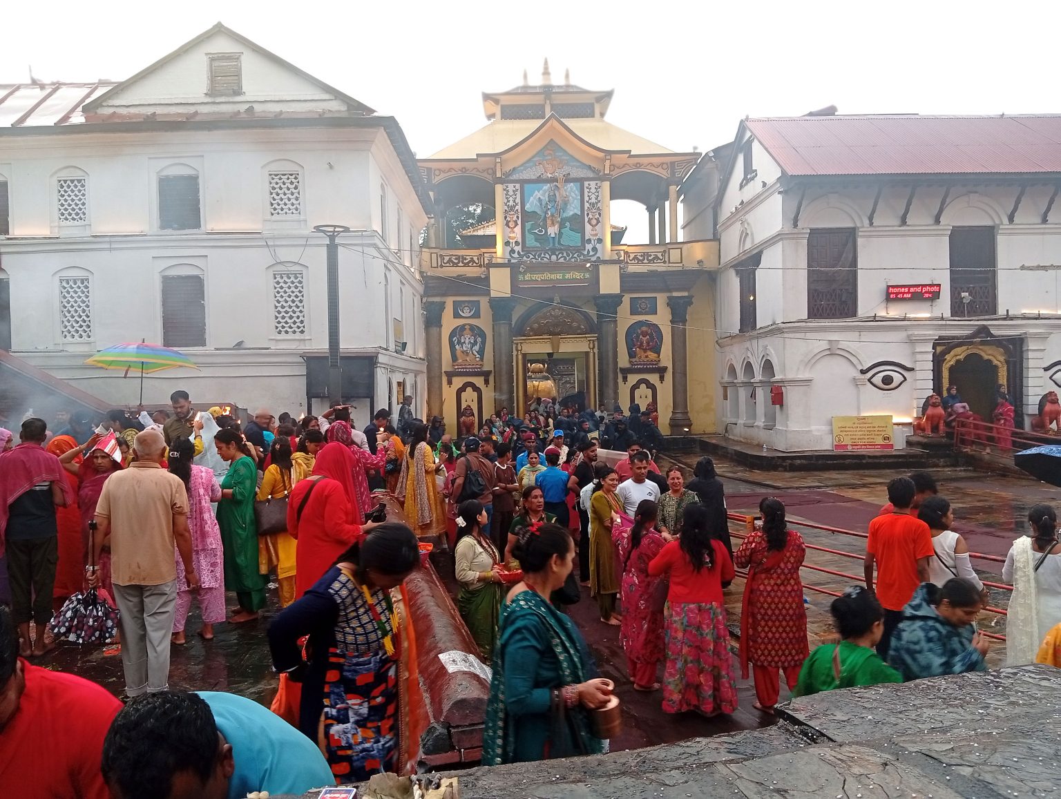 साउनको दोस्रो सोमबार: पशुपतिनाथमा बिहानैदेखि भक्तजनको घुइँचो